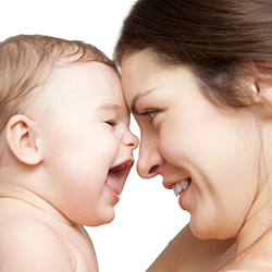 Ontzwangeren - moeder en kind met voorhoofd tegen elkaar